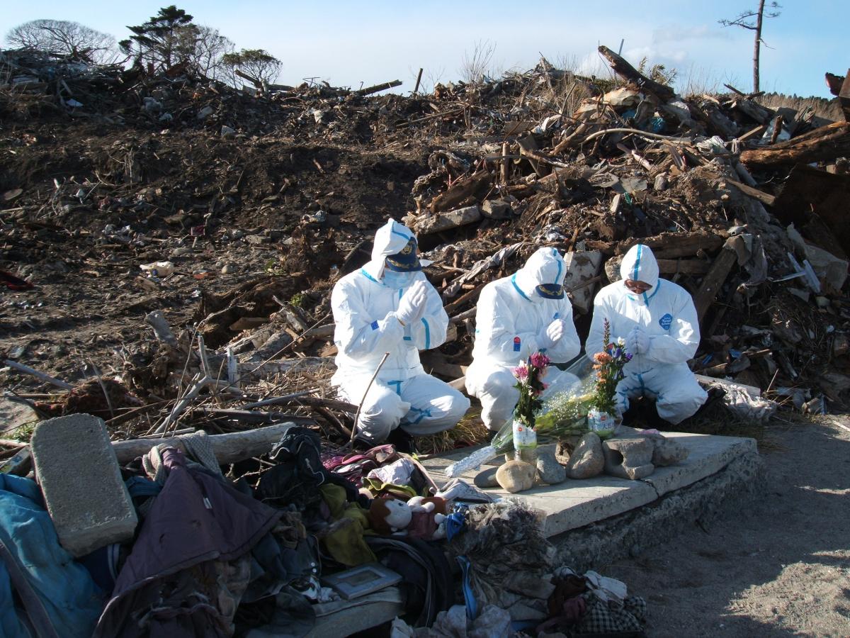 町内の熊川河口付近に訪れ花を手向ける大熊町消防団の代表者（2）