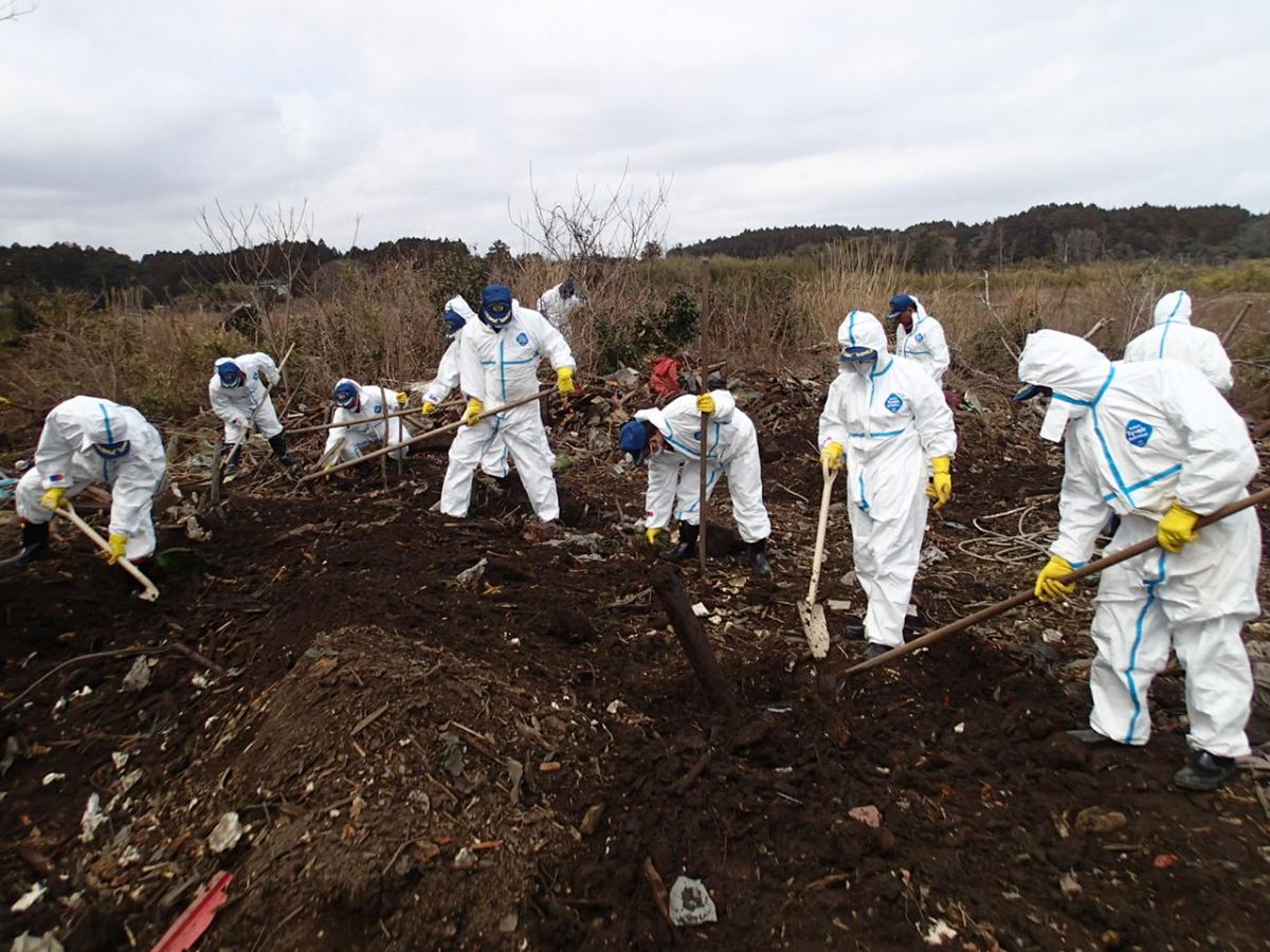 熊川河口付近に残るがれきから遺品を捜索する参加者