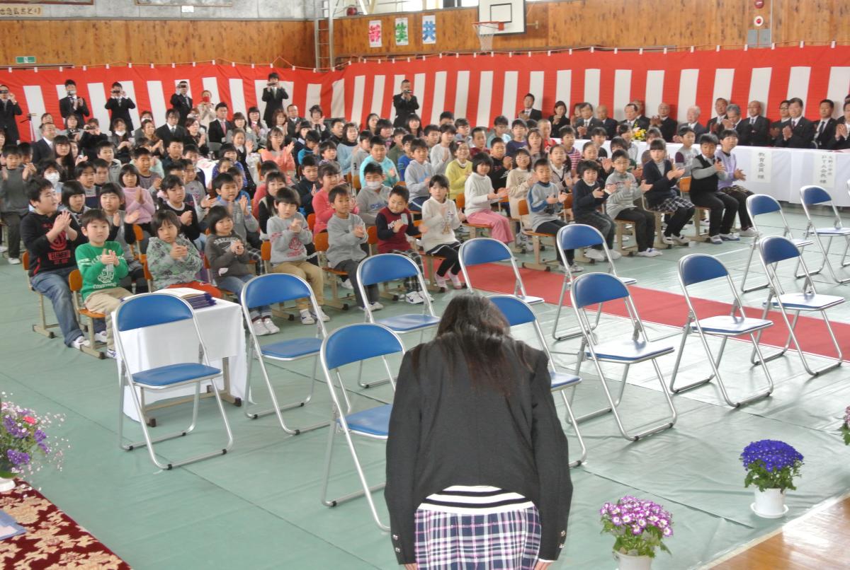 鳴りやまない拍手の中、最後に一例して会場をあとにする卒業生