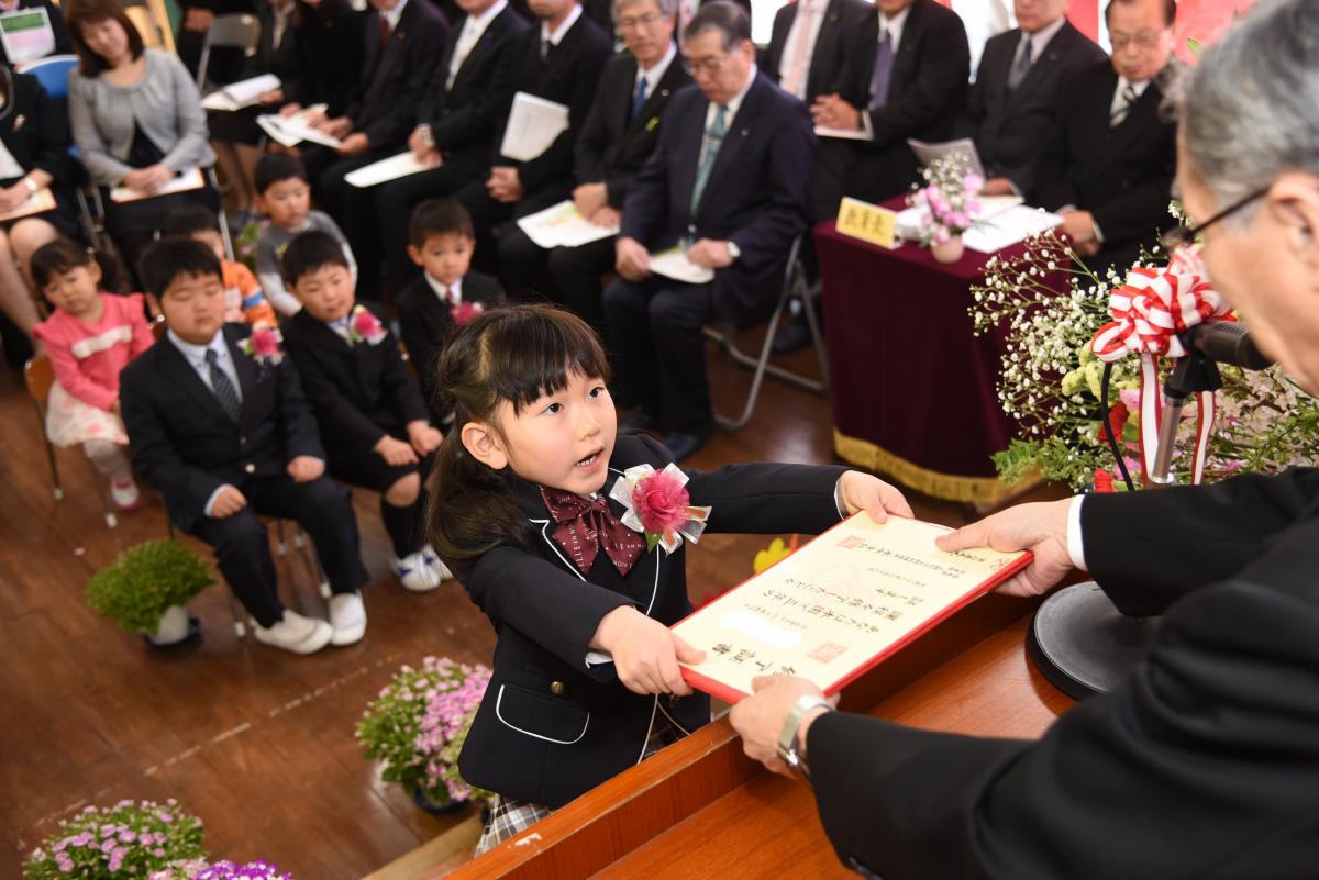 「ありがとうございます」としっかりお礼を言い、終了証書を受け取る卒園児（3）