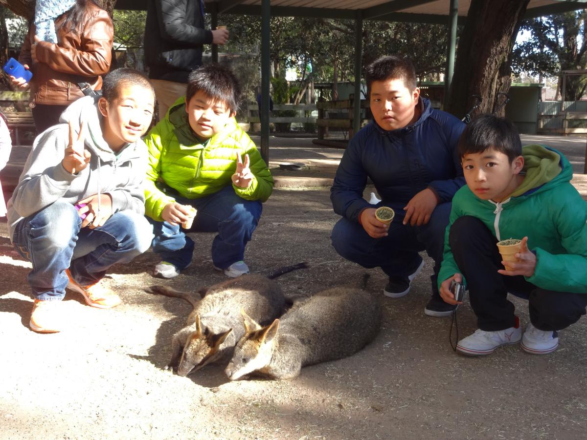 ワラビー2頭と記念撮影