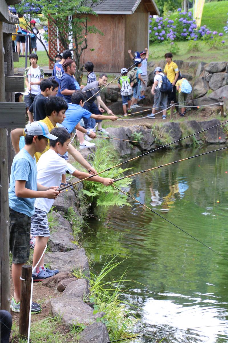 釣りを楽しむ子どもたち