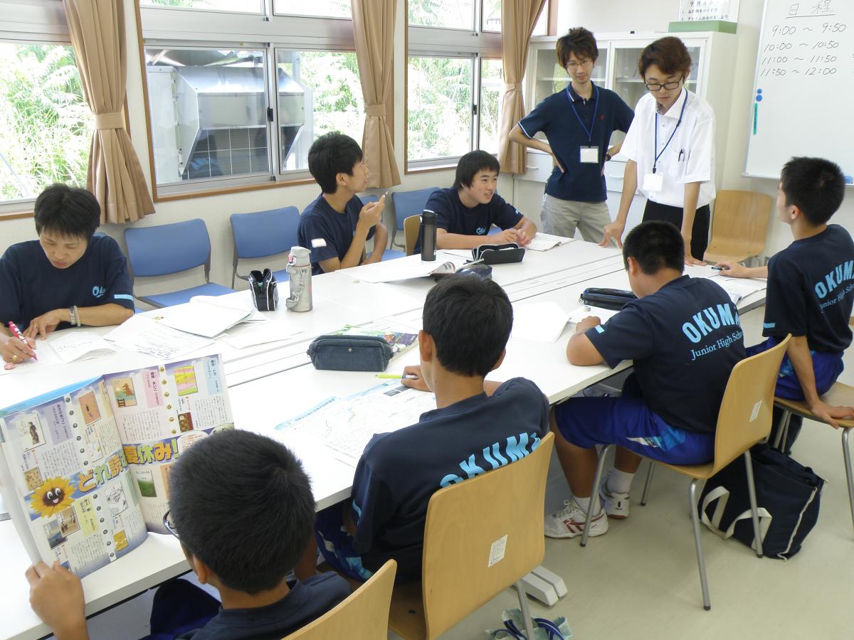 大熊中生に学習のポイントを伝える会津大学短期大学部と会津大学の皆さん