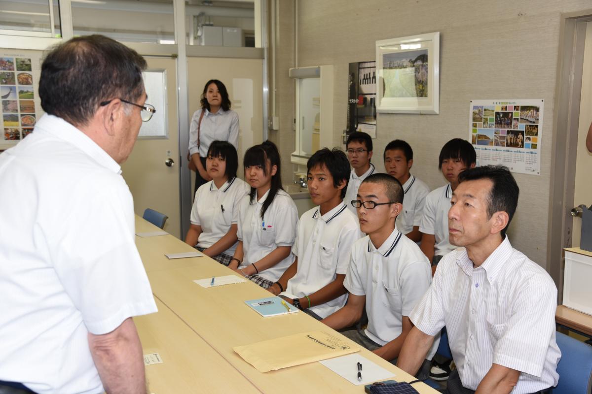 町長室を訪れた双葉翔陽高の生徒