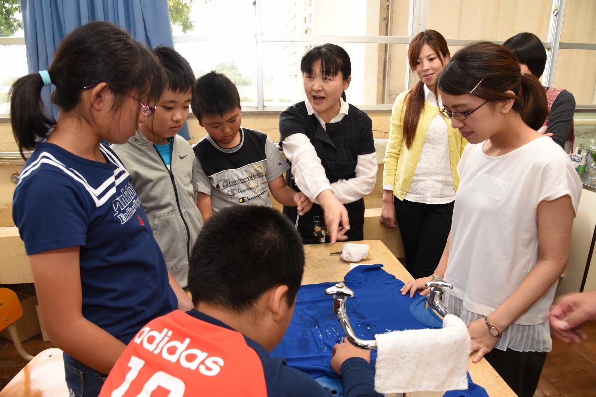 繊維に関する実験に興味深々の児童