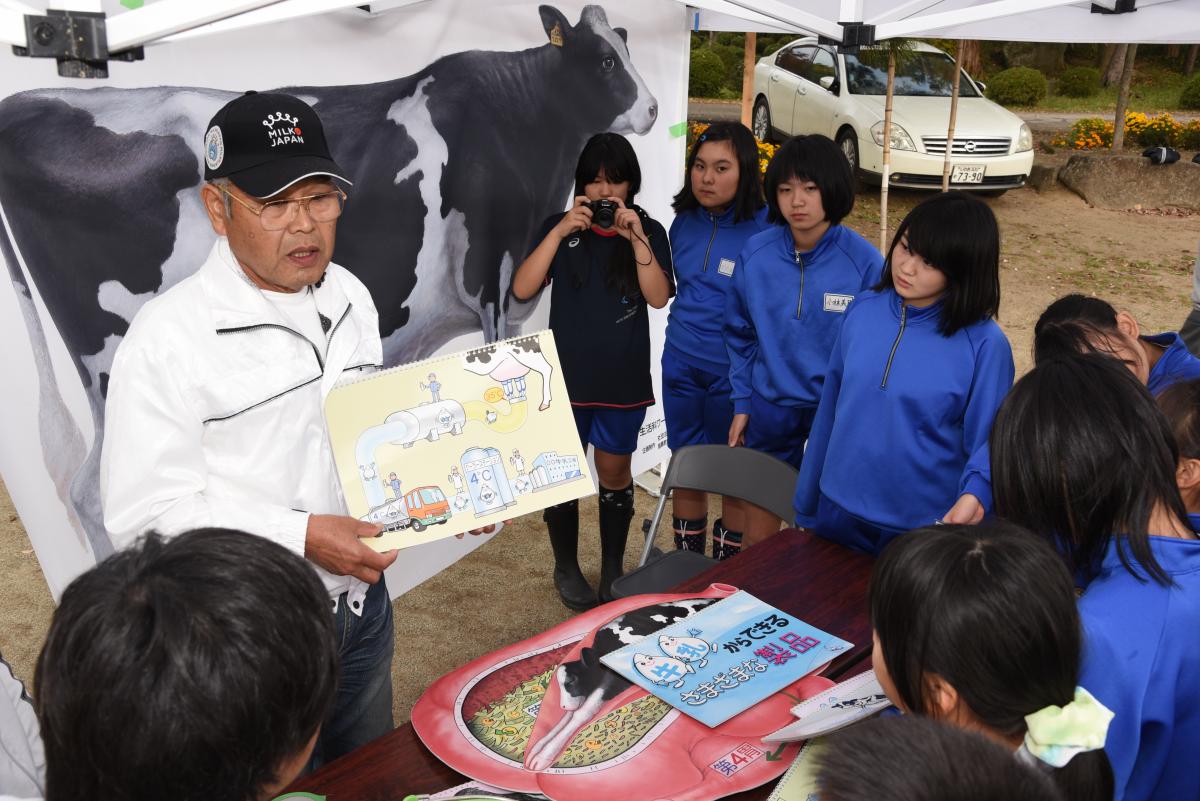 「牛乳からできるさまざまな製品」を学ぶ子どもたち