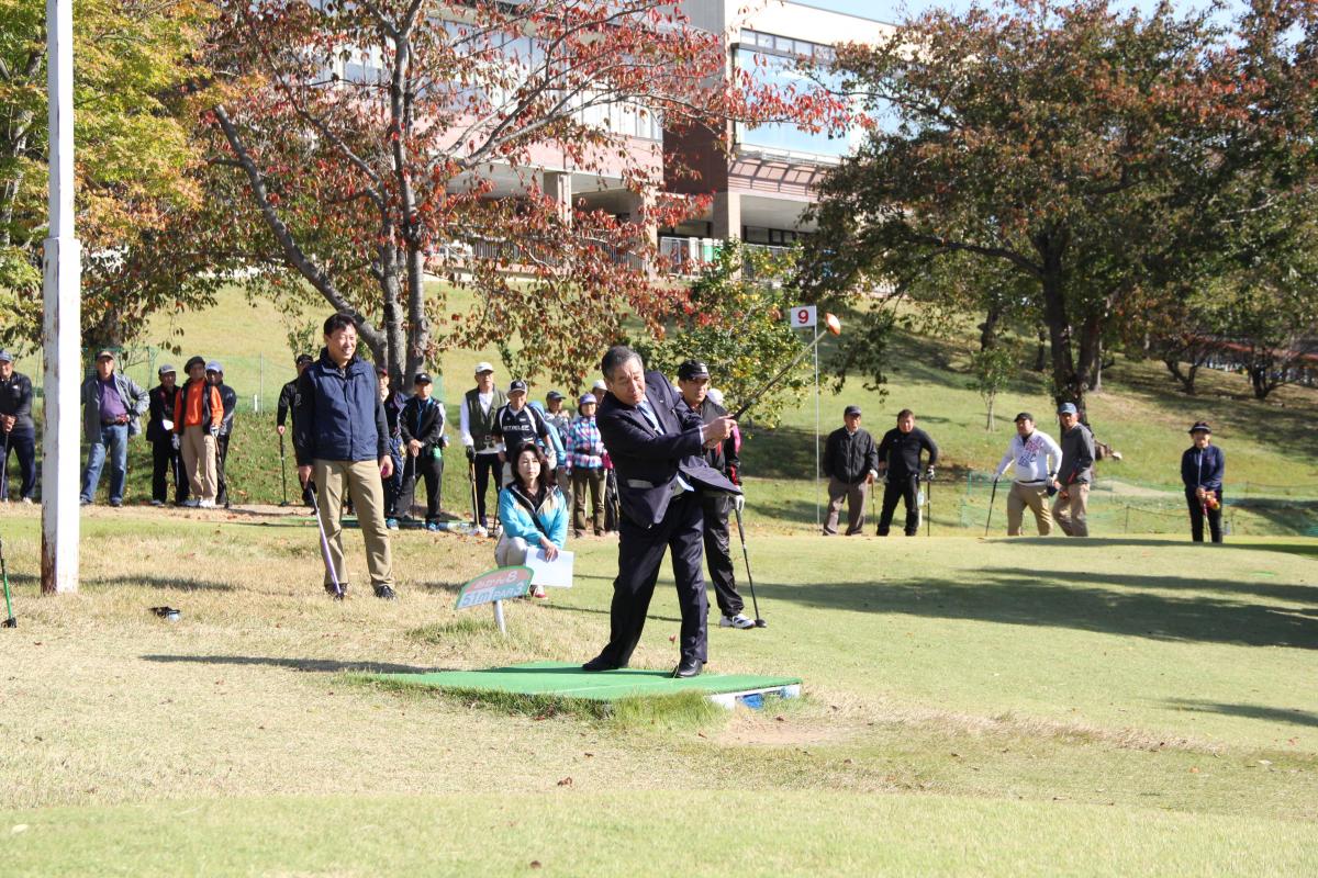 始球式に臨む渡辺町長