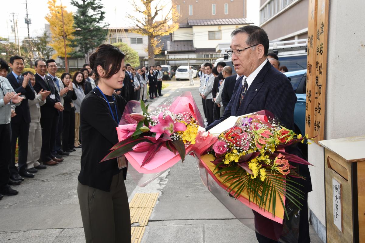 職員から花束を受け取る渡辺町長