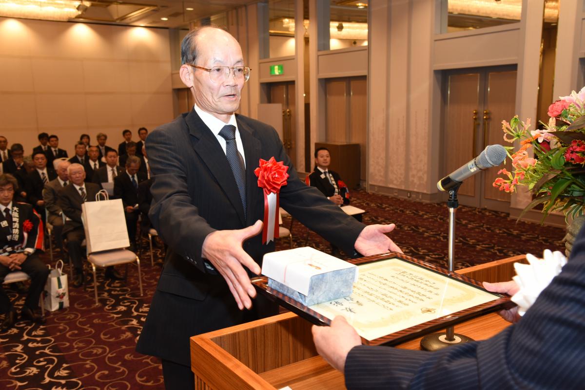 永年勤続章を受け取る町民