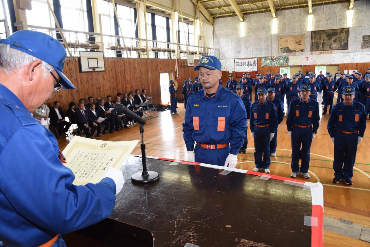 消防団長から表彰を受ける団員