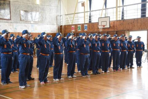 会津若松市河東町の熊町・大野小体育館で行われた秋季検閲式に参加した72人の団員