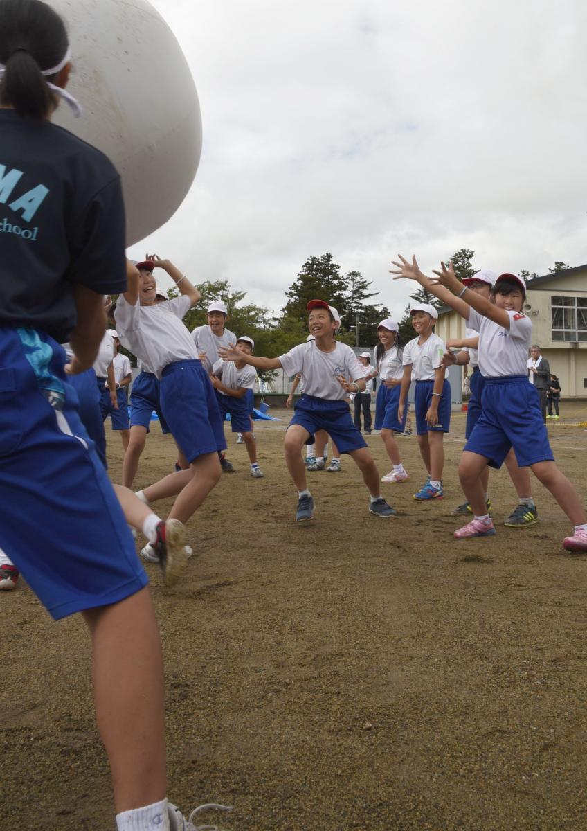 選手全員大はしゃぎの大玉送り競技