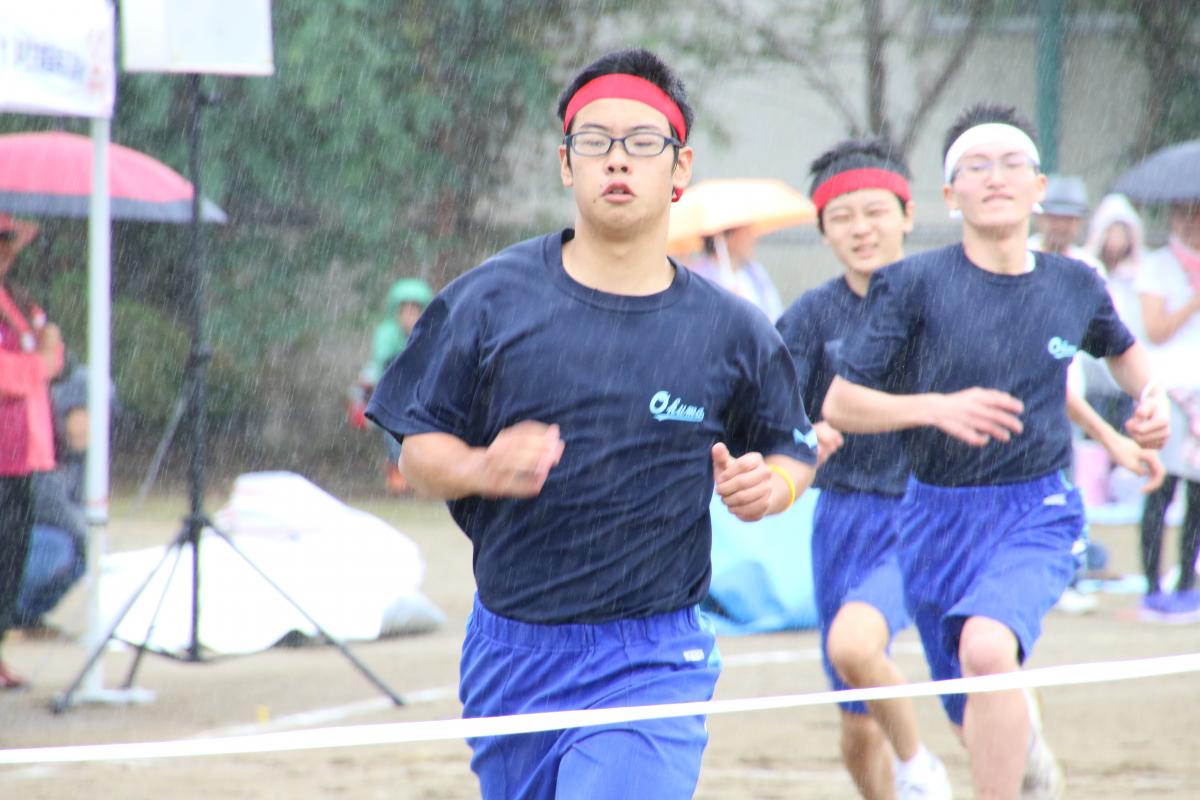 お昼前に突然降り出した雨の中、懸命に走る中学生