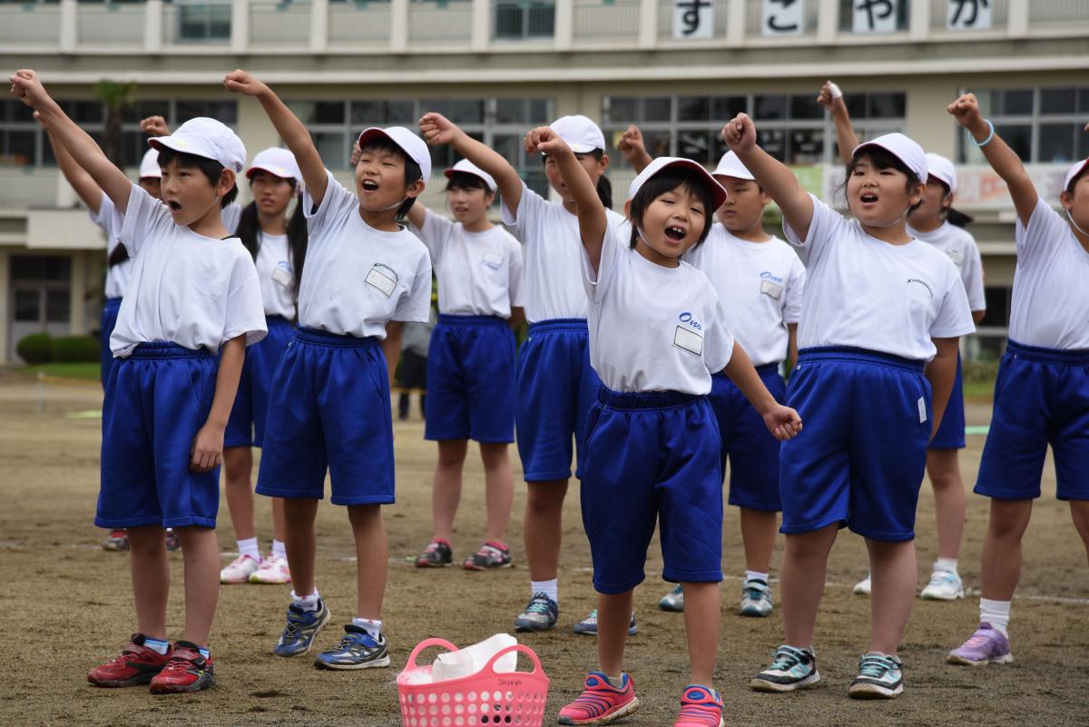 大きな声で「おー！！」と掛け声を掛ける子どもたち