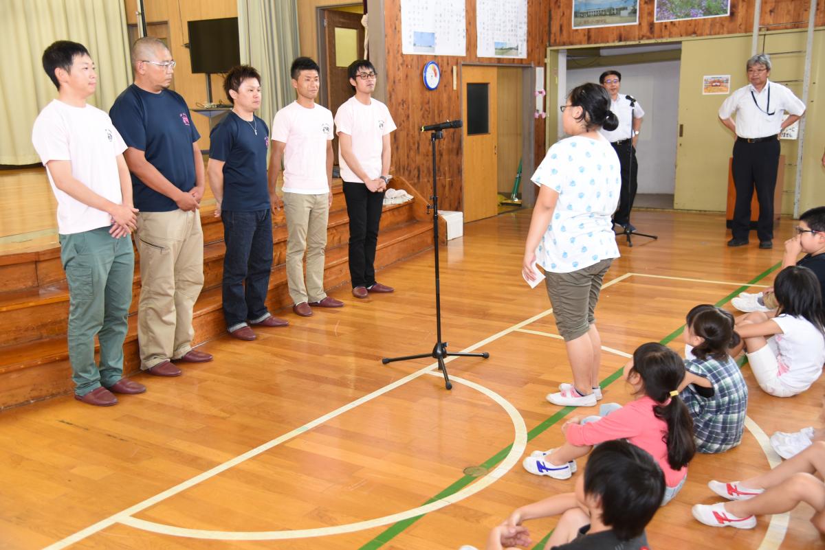 お礼の言葉を述べる児童代表