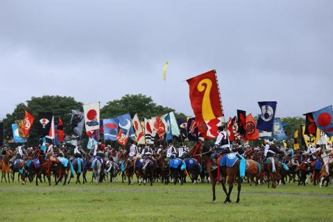 「神旗争奪戦」花火20発・御神旗40本が打ち上げられ、そのたびに旗の波が揺れ動く光景は一幅の戦国絵巻をも彷彿させる