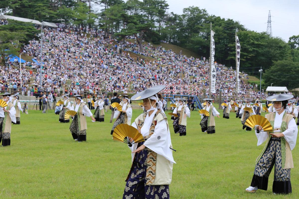 大観衆の中、見事な舞で祭りのムードを盛り上げる踊り手たち