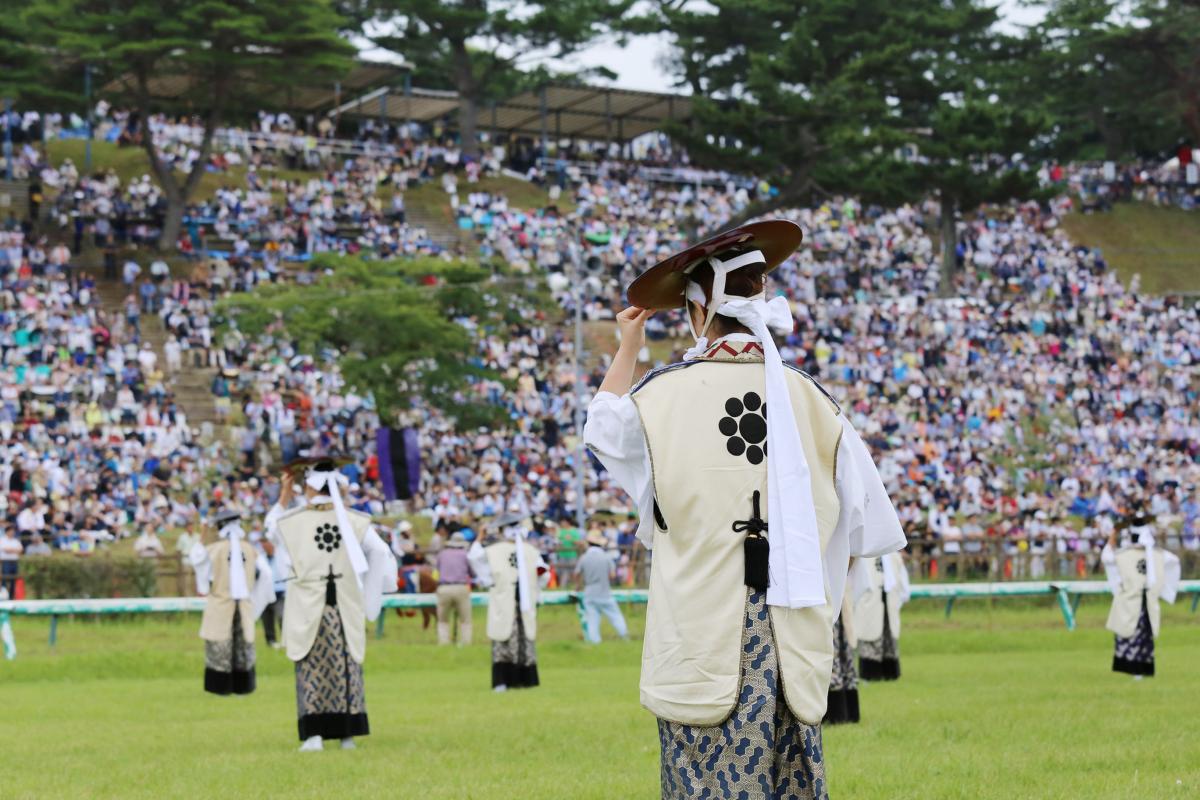 伝統を守るという思いのもと、心を一つに動きを合わせる踊り手