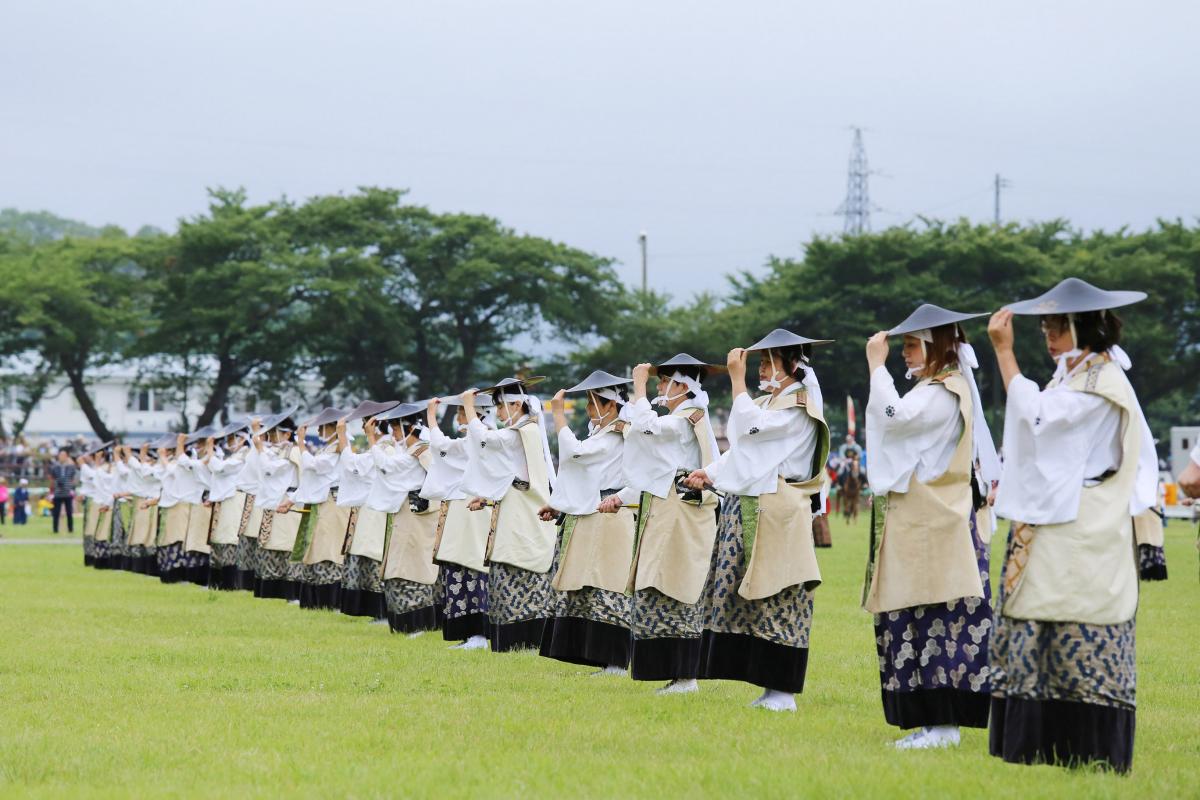 双葉・大熊両町の76人は陣笠、陣羽織姿で息の合った演技を披露し、観衆を魅了しました