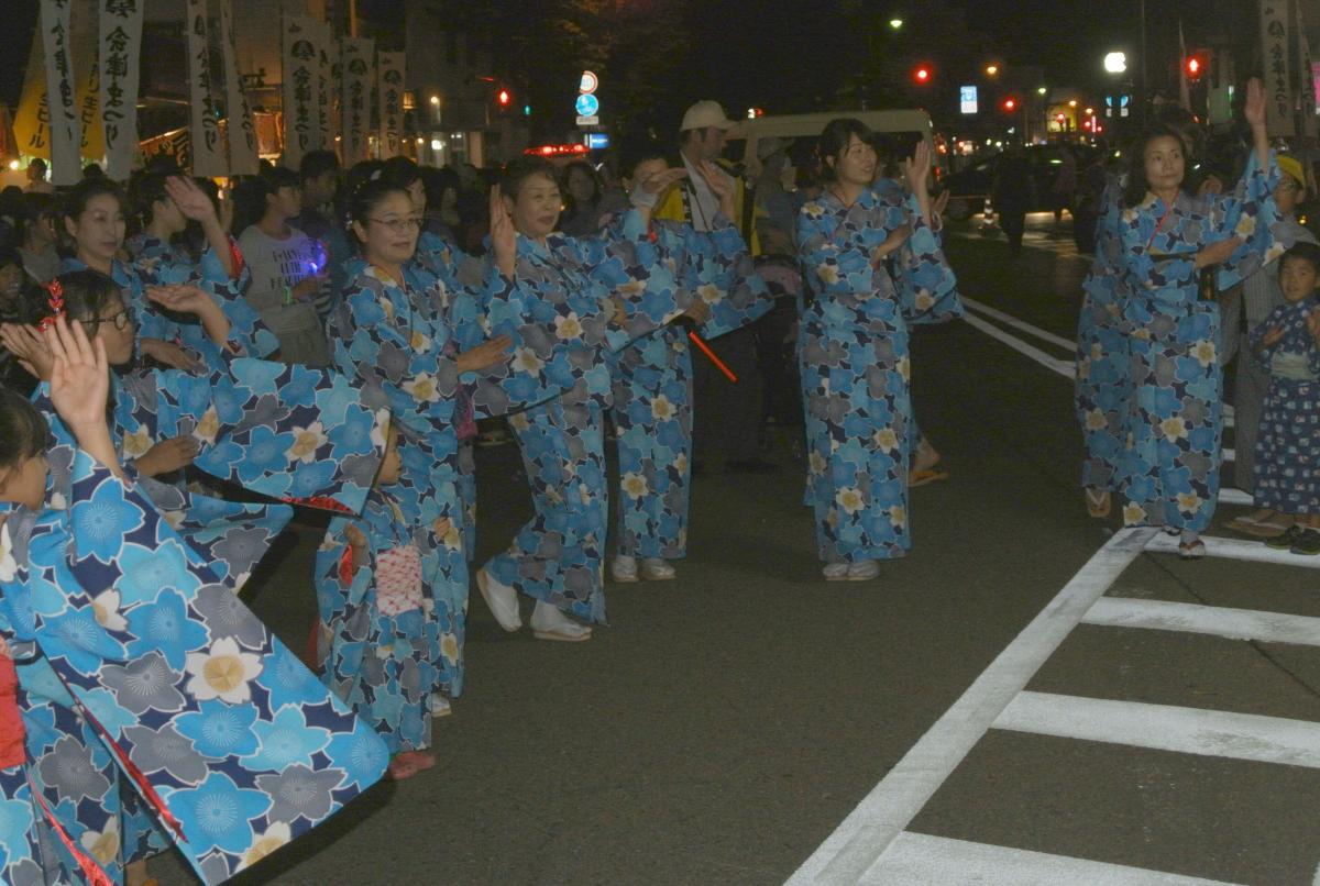 楽しみながら踊る町民有志（2）