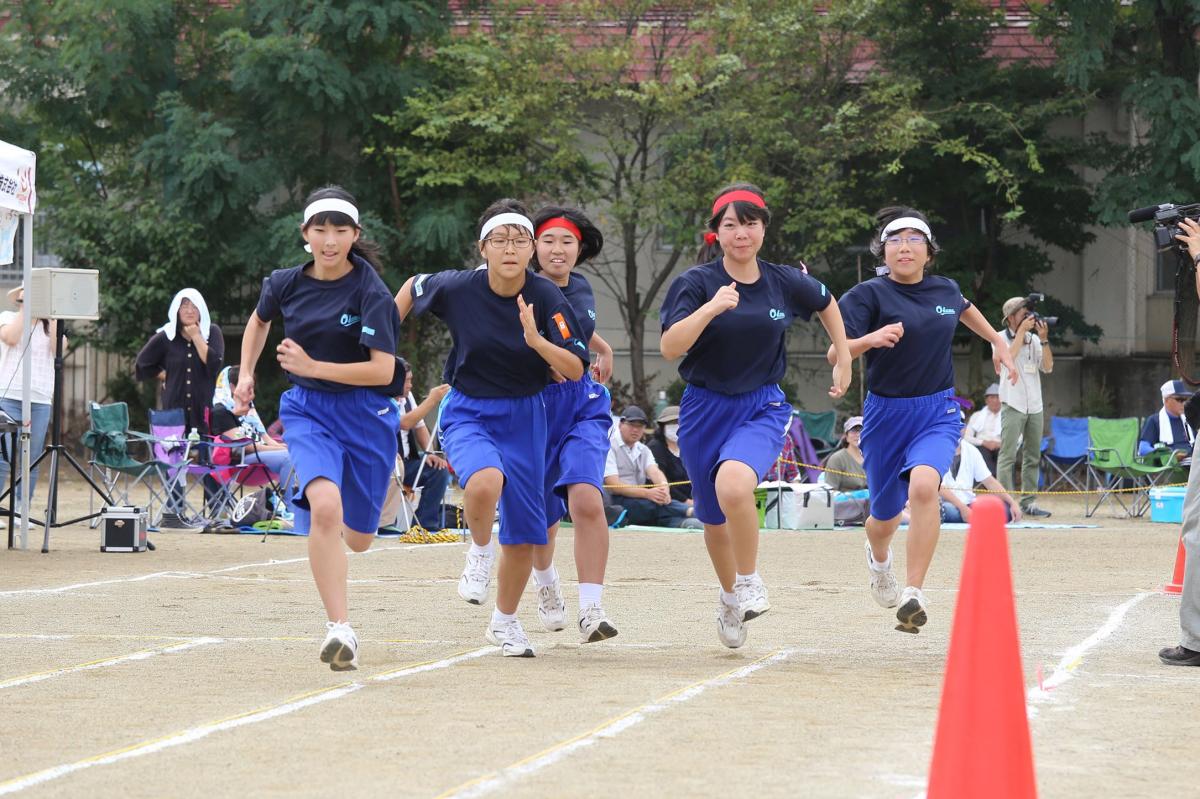 短距離走「中学生の180Ｍ」で全力を出し走る生徒