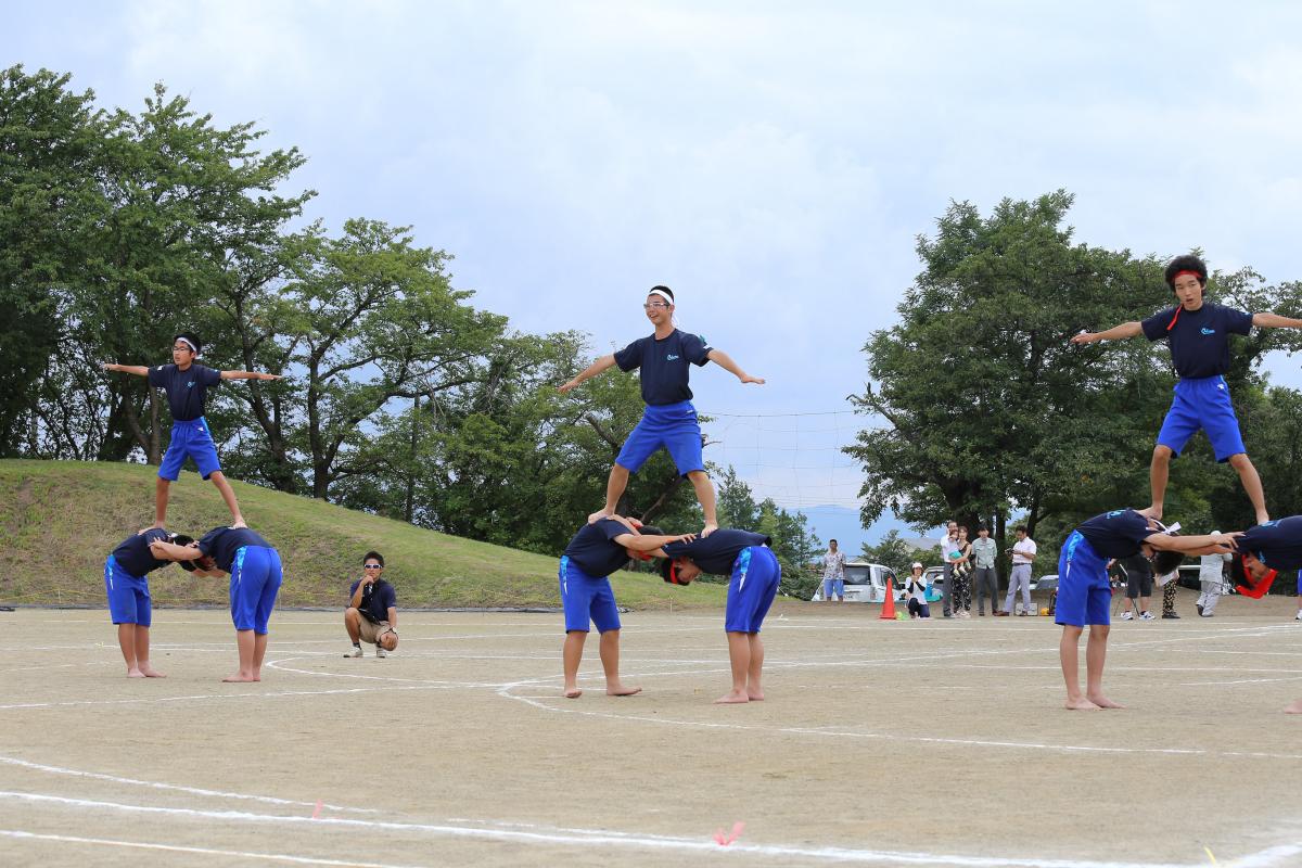 組体操「柏の絆」で見事タワーを決める中学生