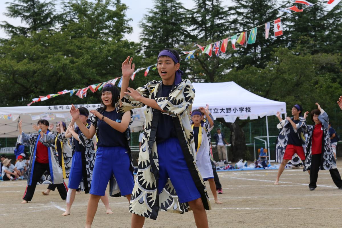 「よさこい・ソーラン」力強く息の合った舞を披露する中学生