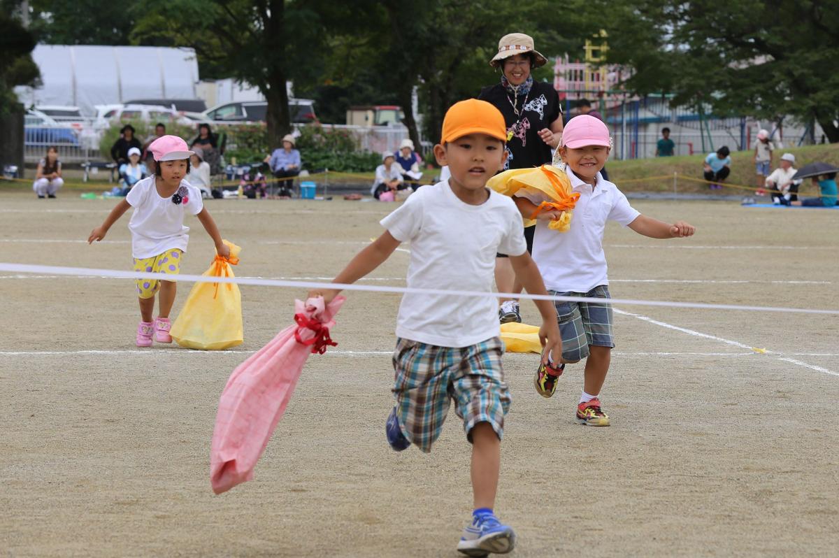 ゴールに向かい一直線に走る園児