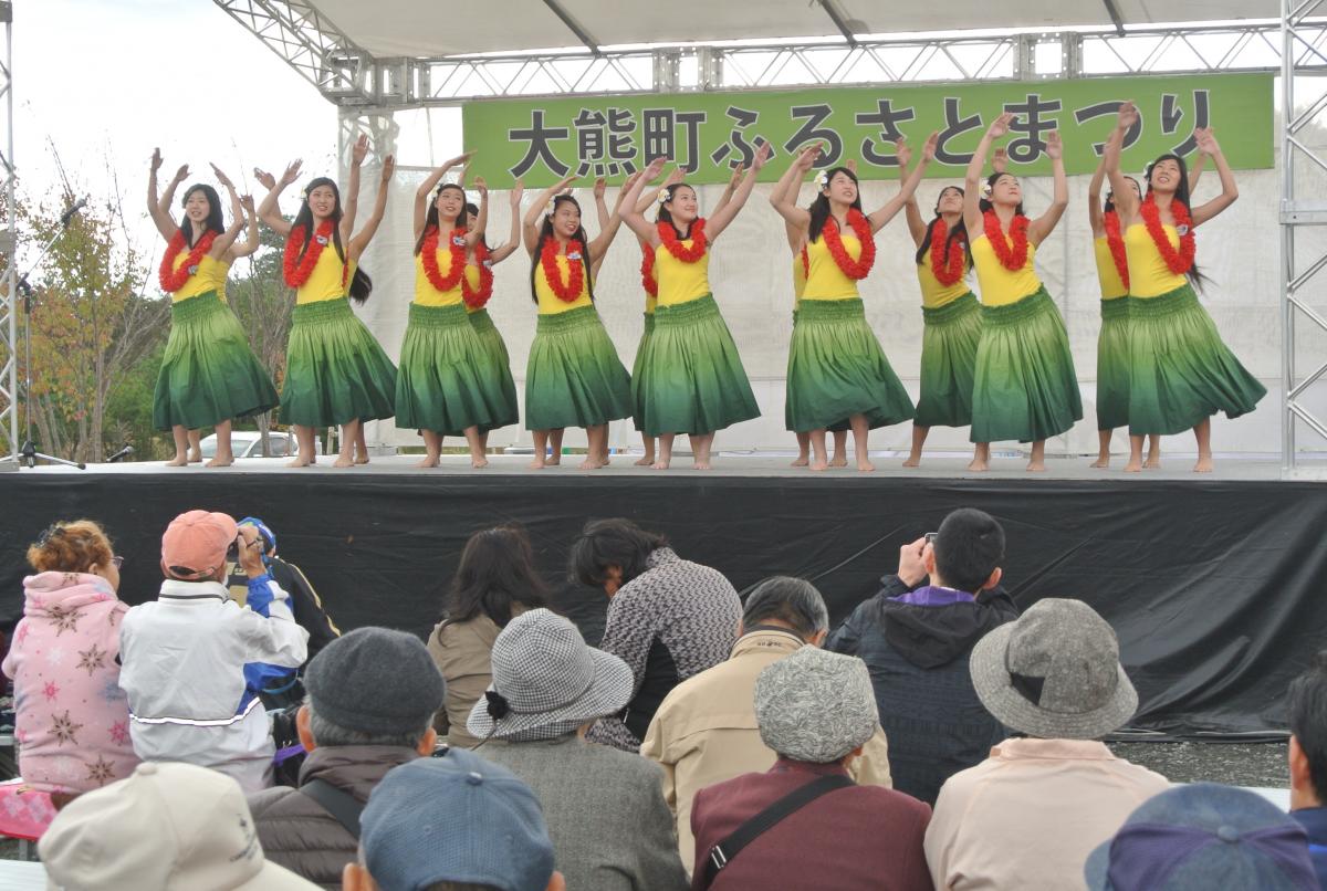 メインステージで華麗な踊りを披露した平商業高校フラダンス愛好会の皆さん