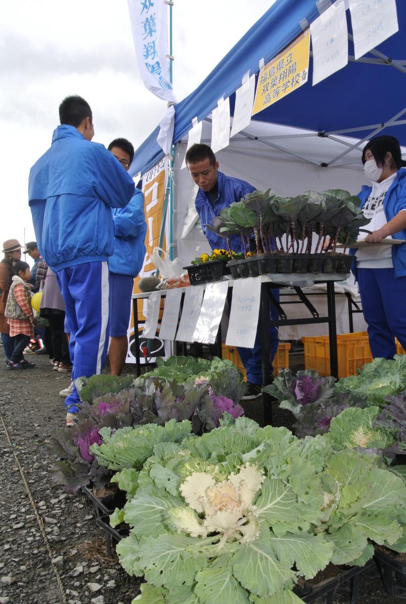 自分たちが育てた花や野菜を販売する双葉翔陽高校の皆さん