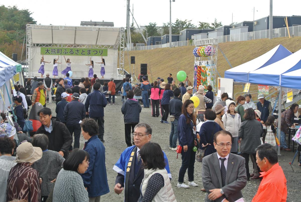 会場内で町民と交流する渡辺町長、吉田副町長