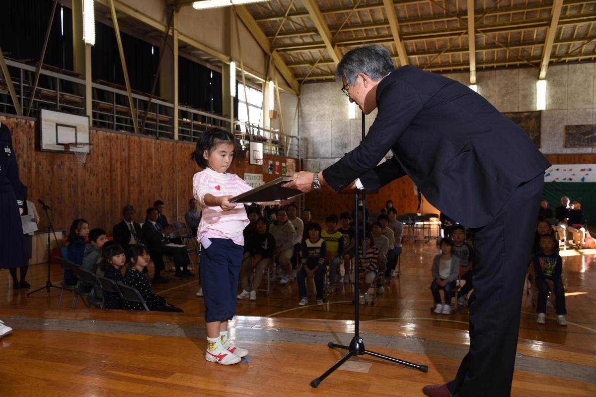 町長賞を受賞し、表彰される熊町小1年生の児童