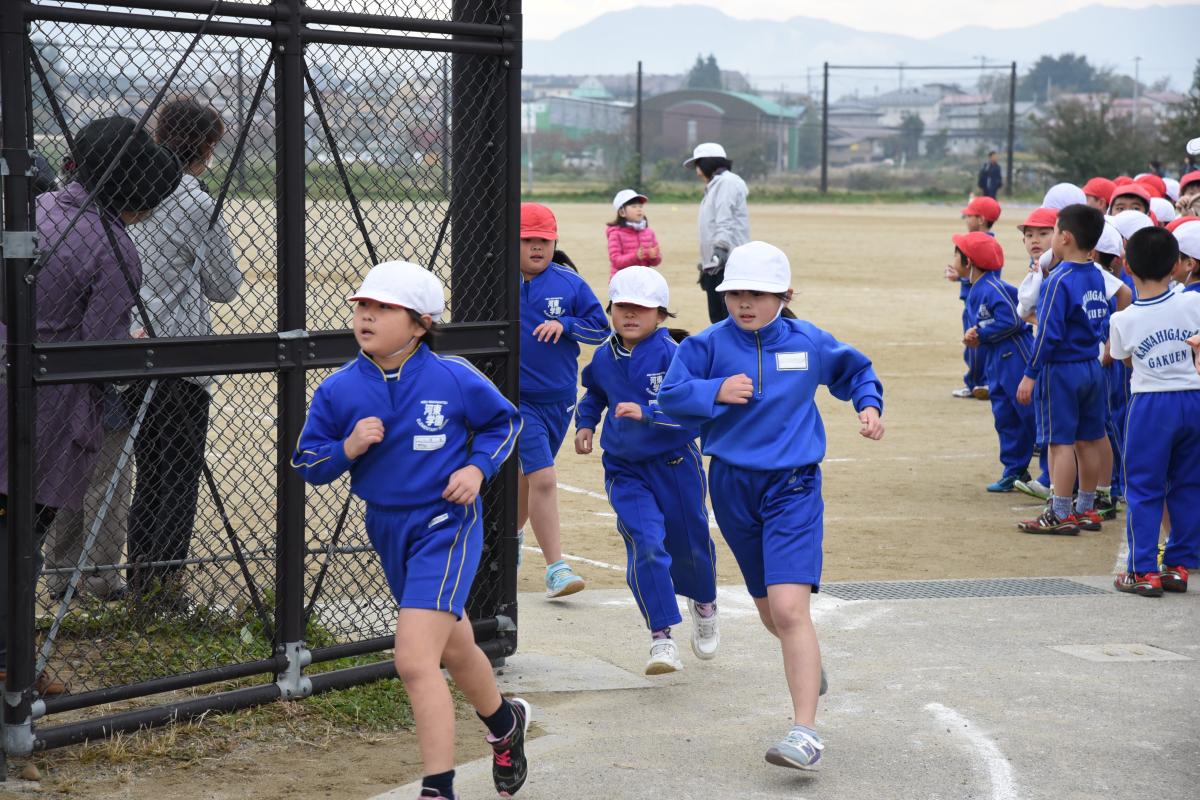 河東学園小の児童と一緒に力走する児童