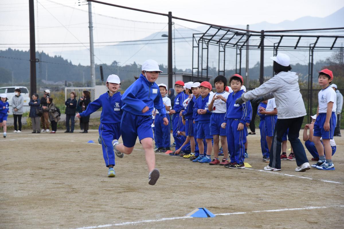 他学年児童の応援を受け力走する児童