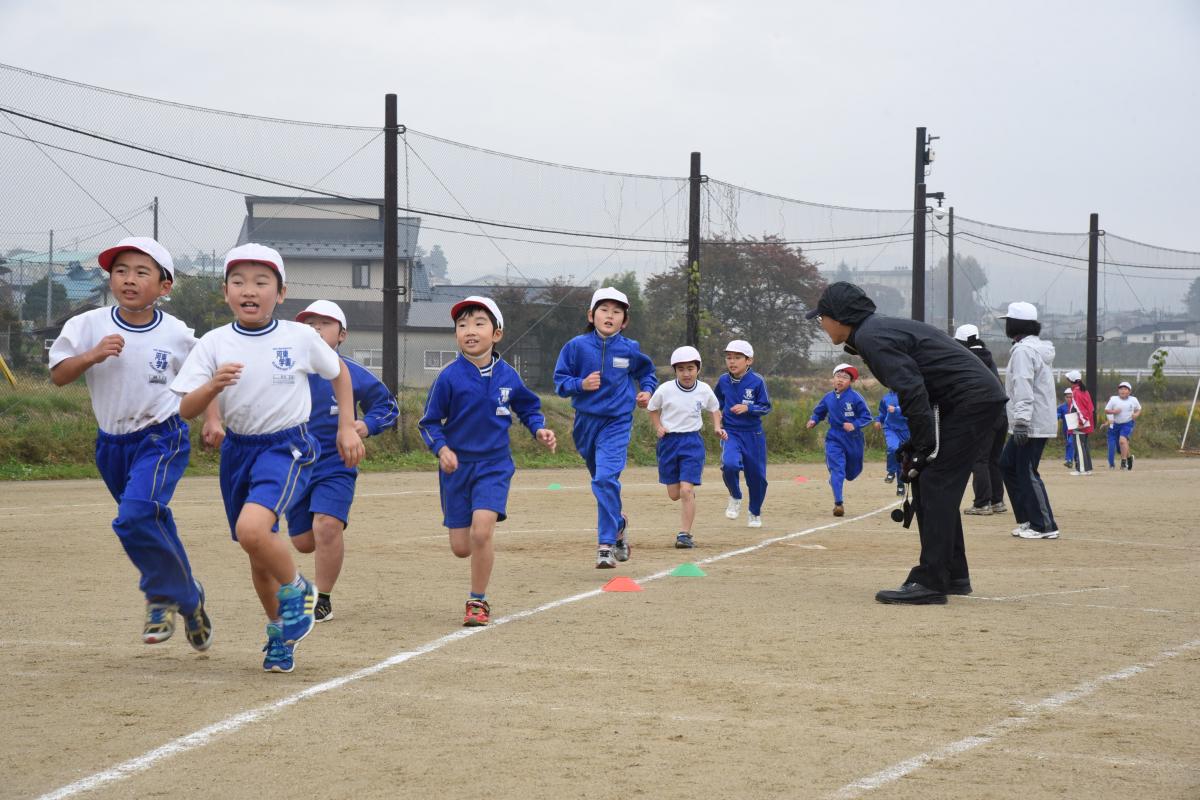 温かい声援を受け懸命にゴールを目指す児童（2）