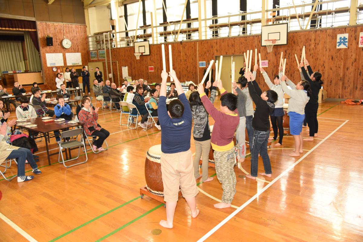 感謝の気持ちを込めて和太鼓の演奏をする児童たち