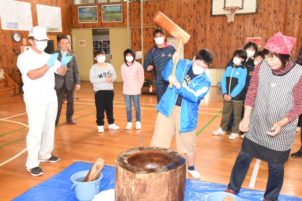 上手に餅をつく6年生