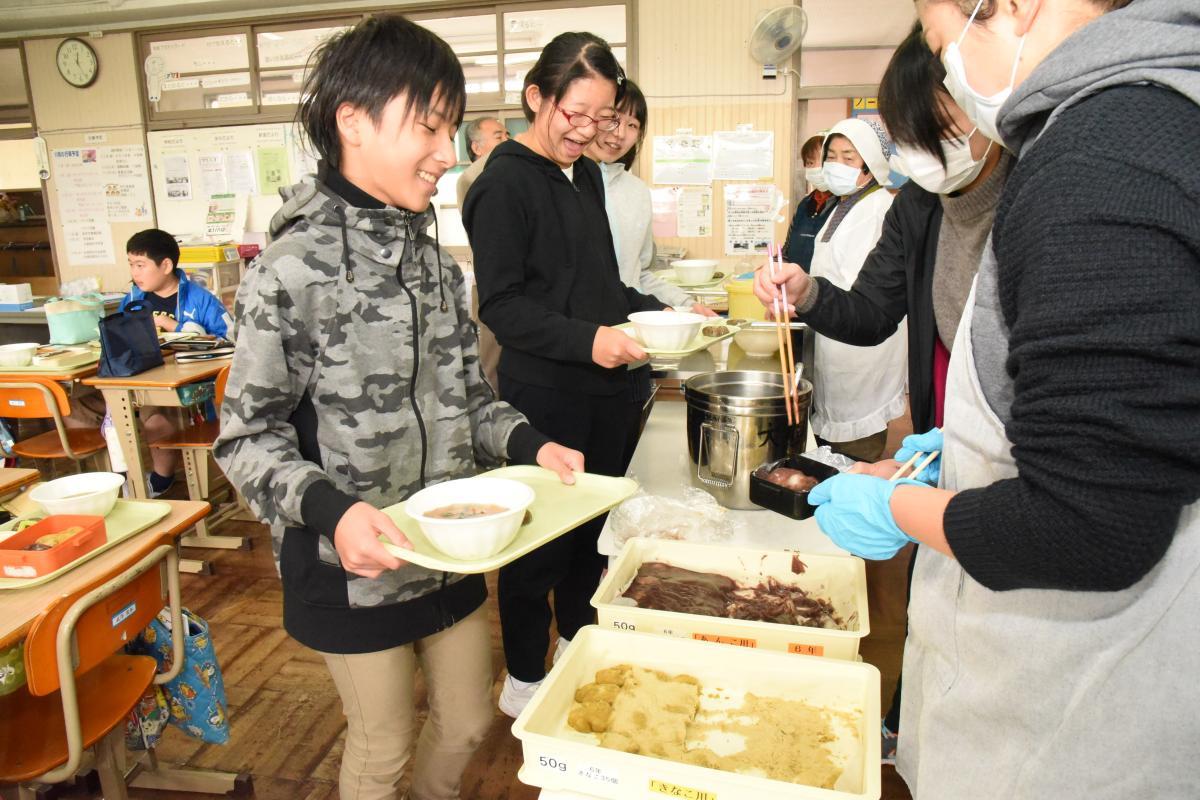 給食の時間、自分たちでついた餅は格別！嬉しそうな子どもたちの笑顔