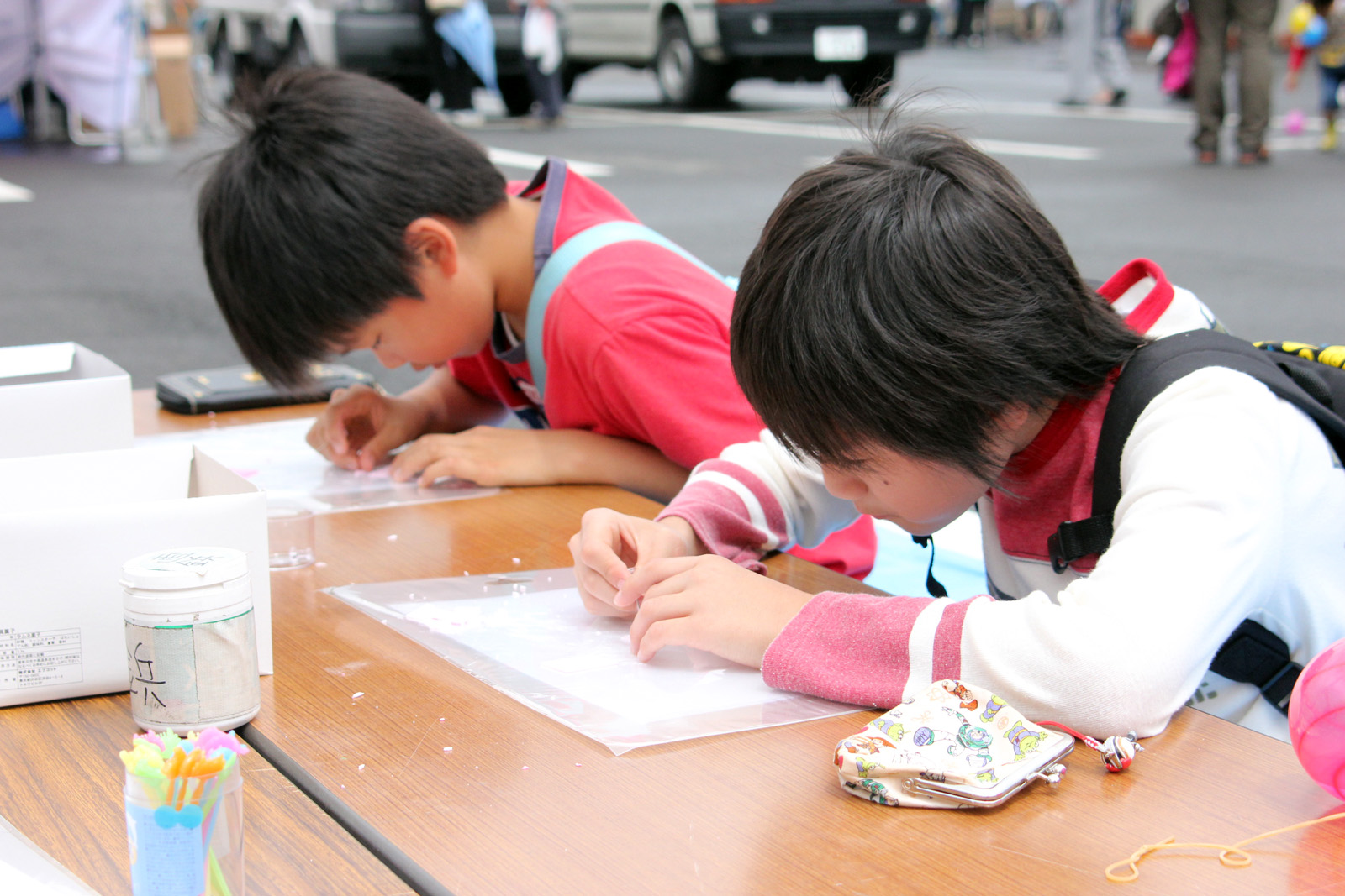 集中して型抜きに挑戦する子どもたち