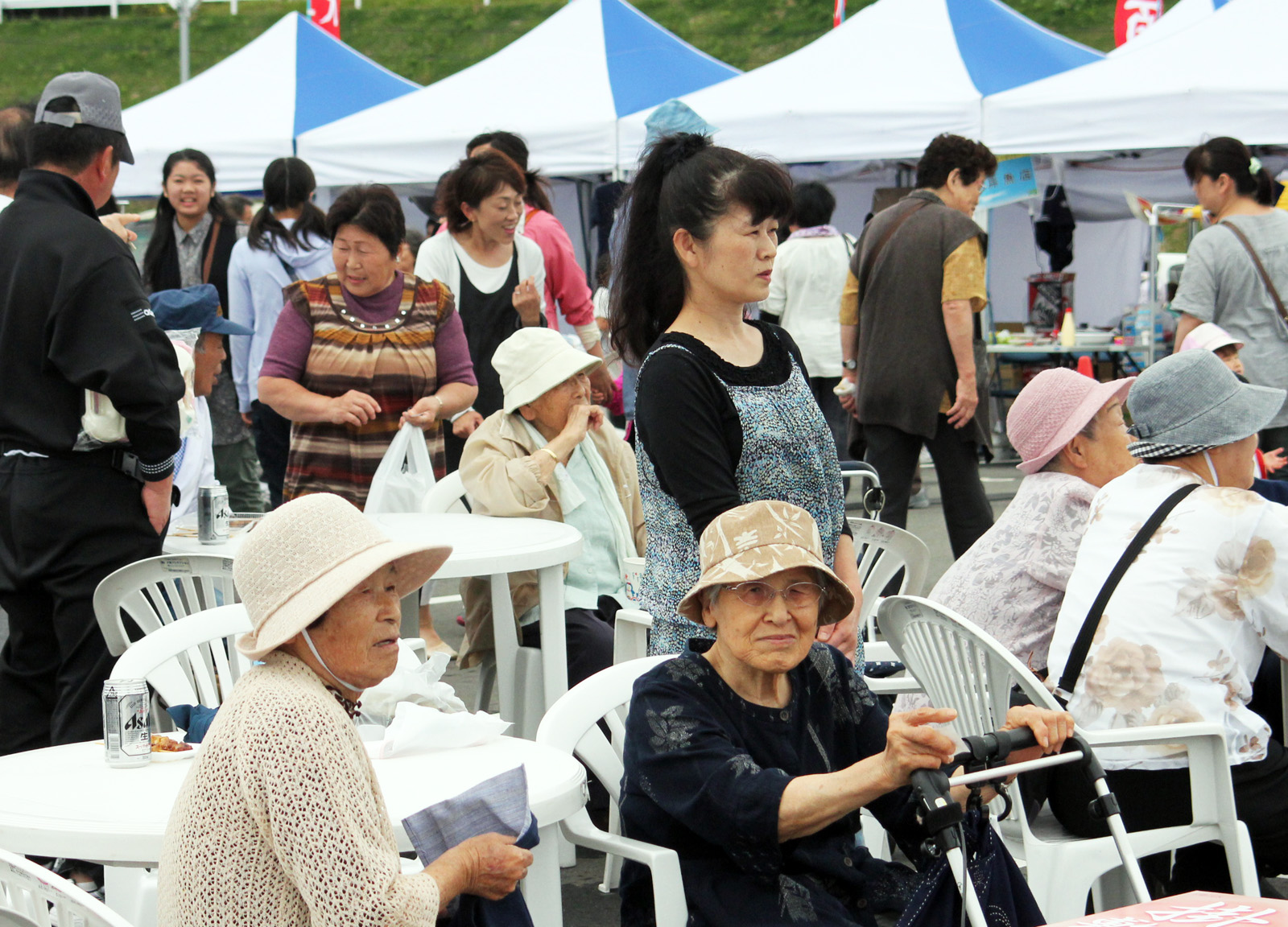 会場となった会津若松市の松長近隣公園仮設住宅駐車場に集まった町民の皆さん（2）