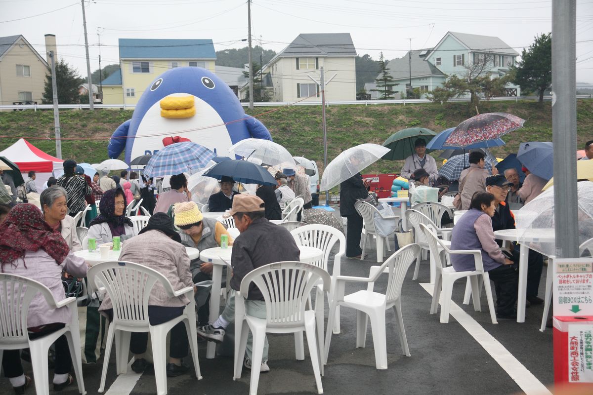 あいにくの雨模様のでしたが県内外から約1100人の町民が訪れました