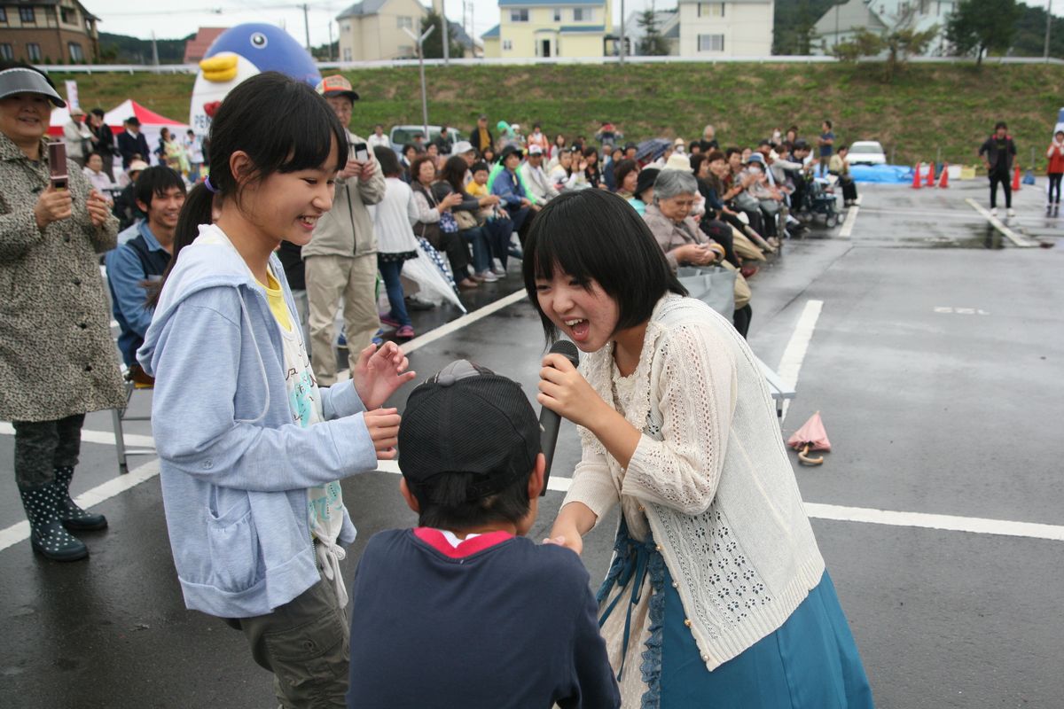 会場内を周り町民と握手をするゲストのさくらまやさん