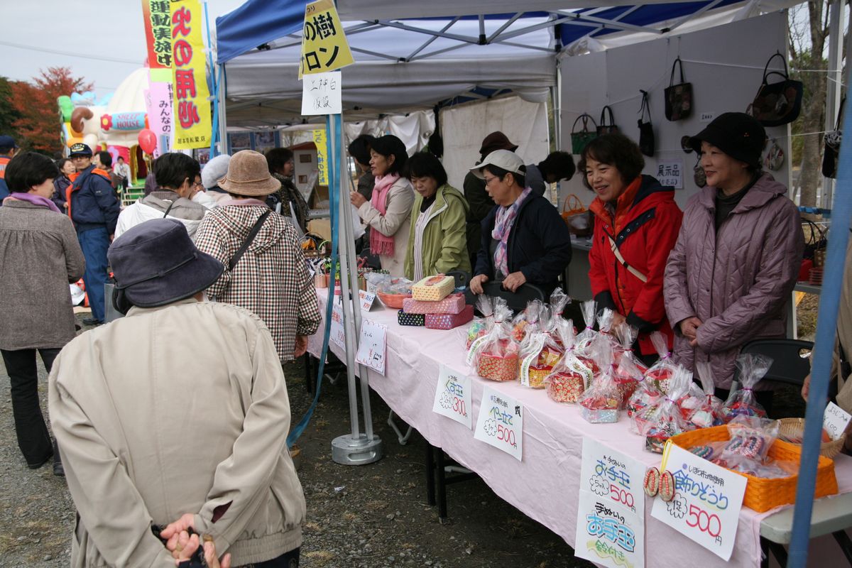 手作りのバッグやペン立てを販売するもみの木サロンの皆さん