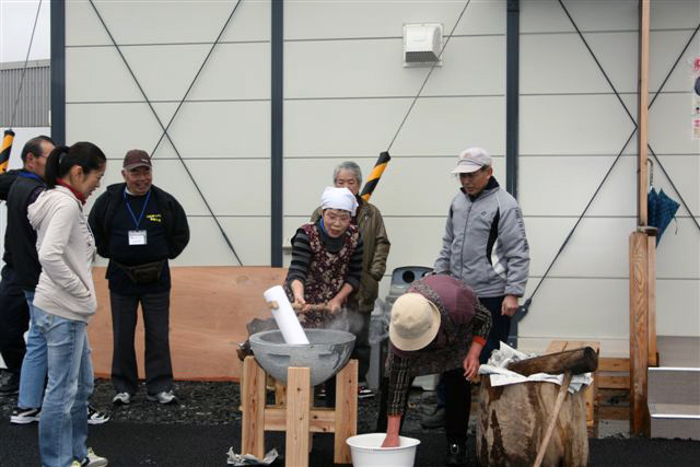 好間第2仮設住宅にてボランテアにより餅つき会、タイ焼き隊が行われました。 写真 1