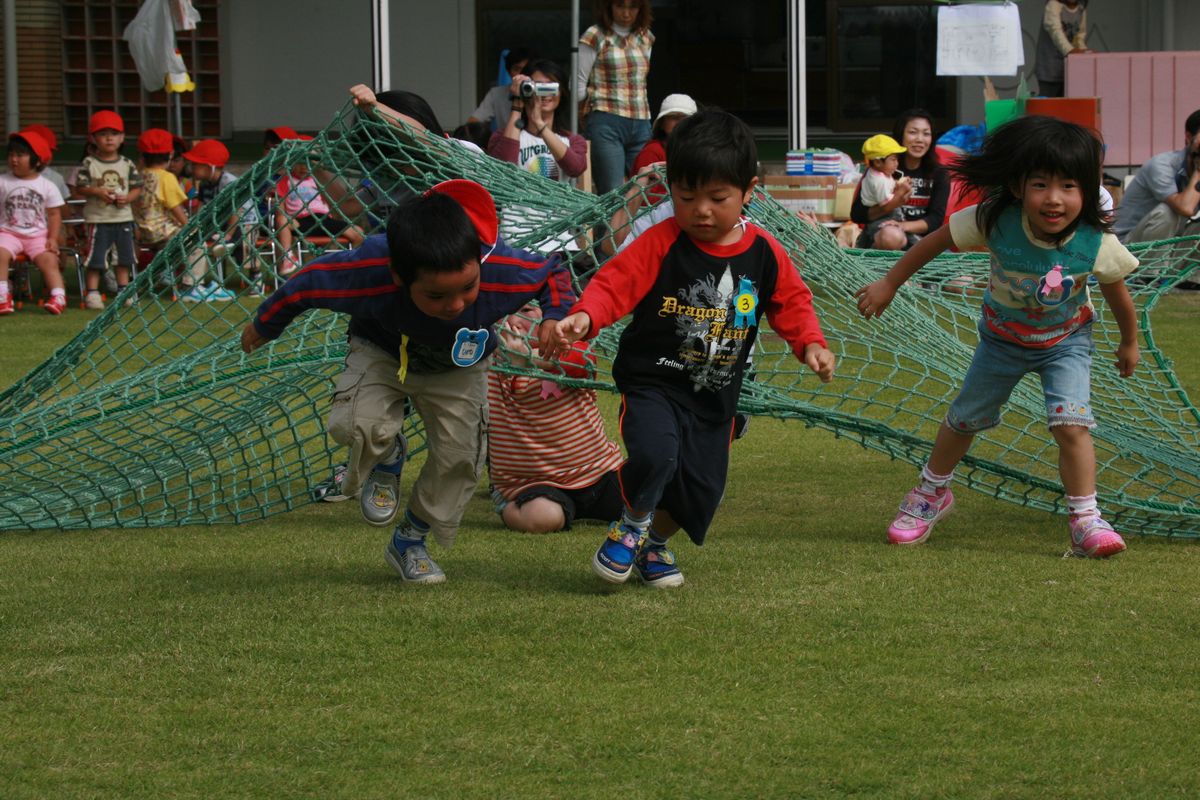 障害物を乗り越え夢中でゴールに向かい走る子どもたち