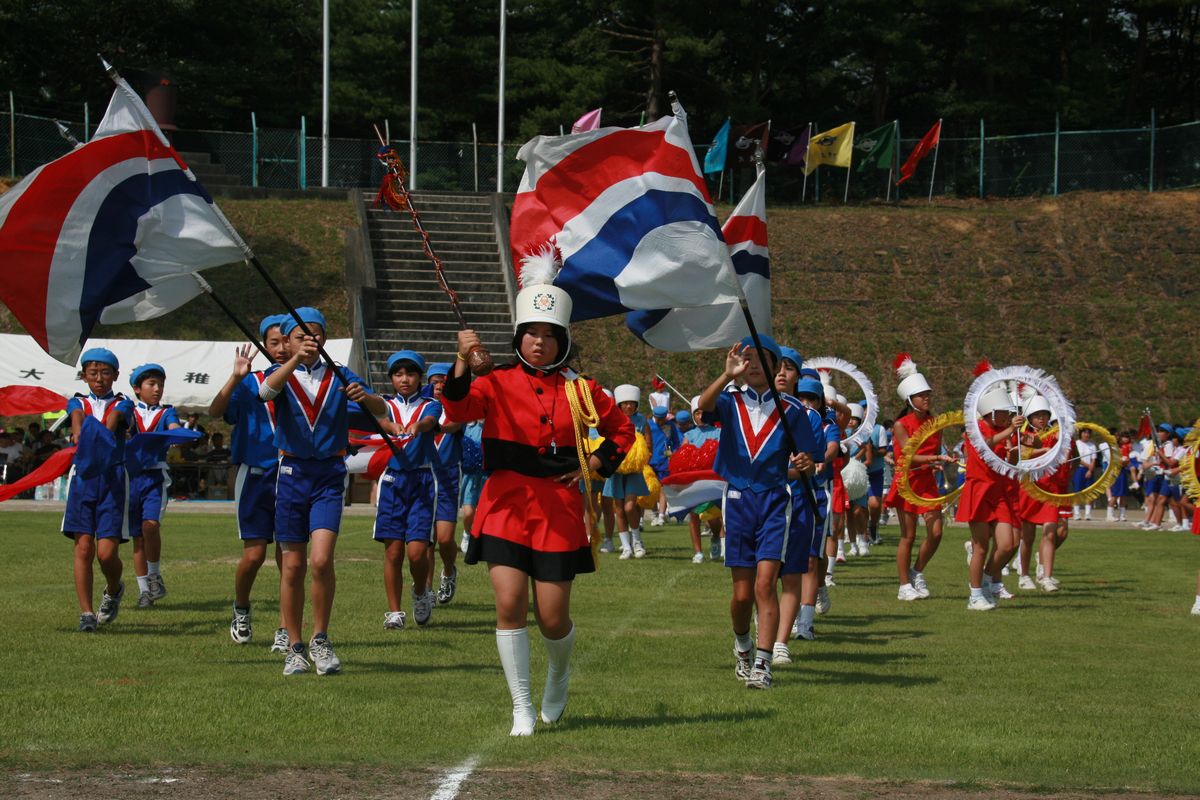 一糸乱れぬ鼓笛隊を披露した小学生