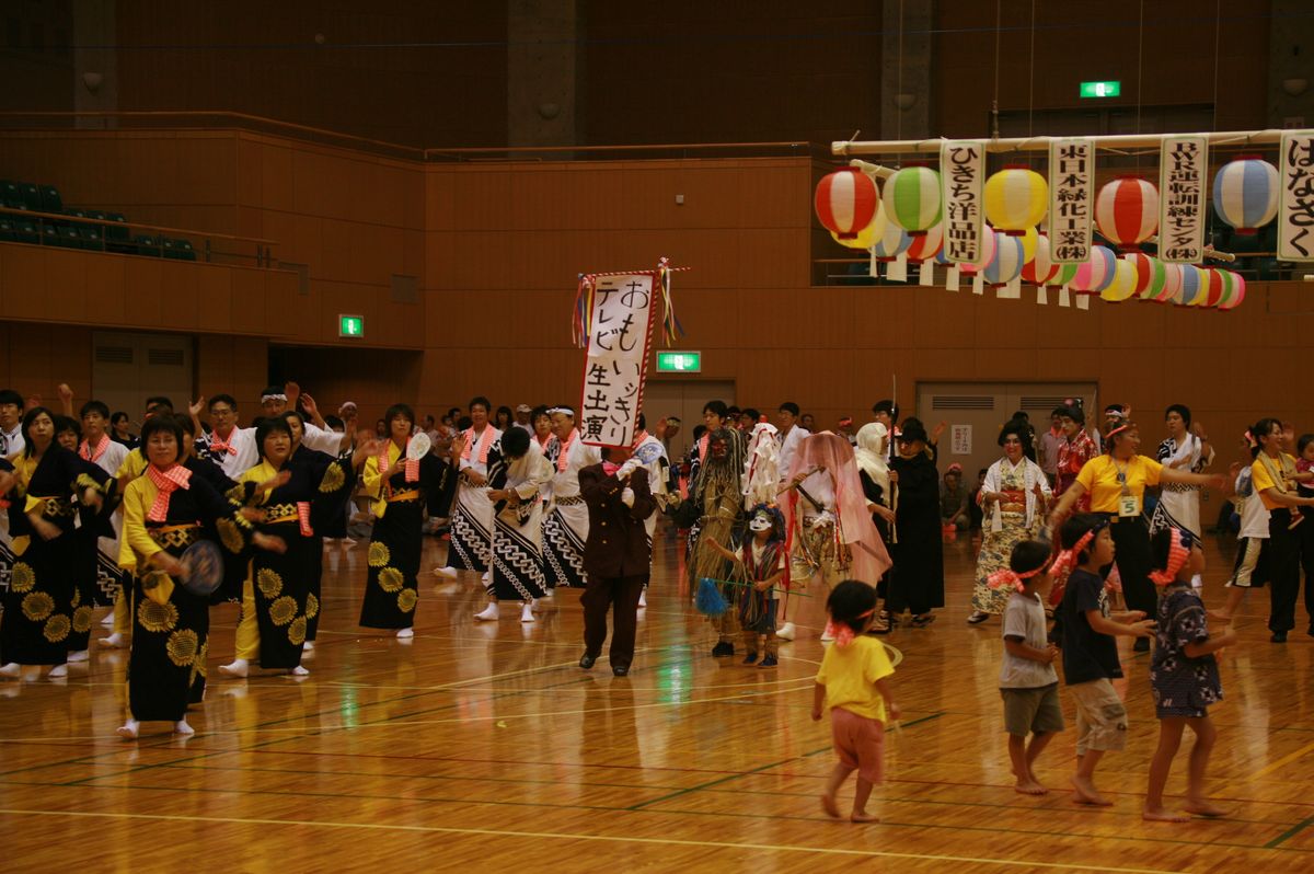 毎年恒例の仮装盆踊りには趣向を凝らした仮装や、揃いの浴衣での踊りが繰り広げられました