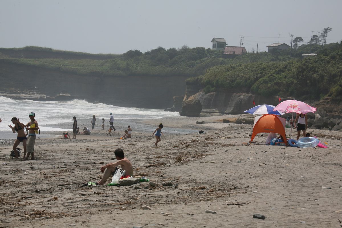 たくさんの海水浴客で賑わう熊川海水浴場