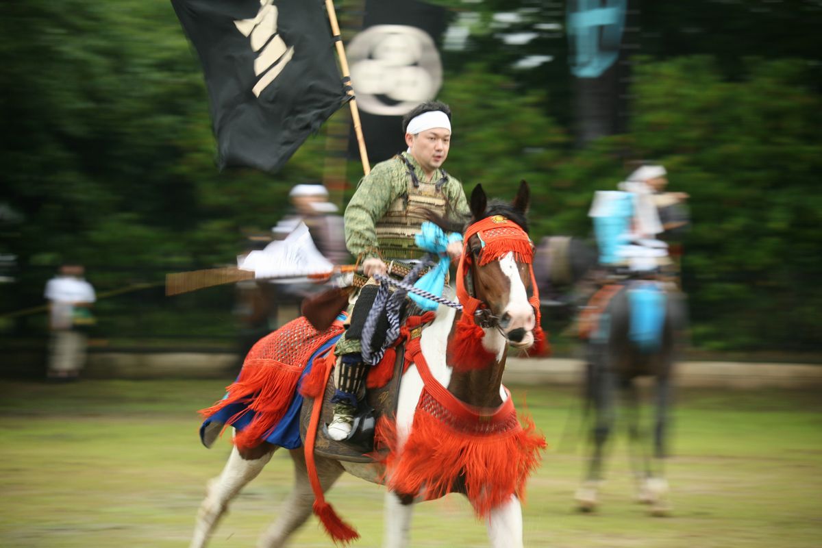 見事、御神旗を獲得した騎馬武者