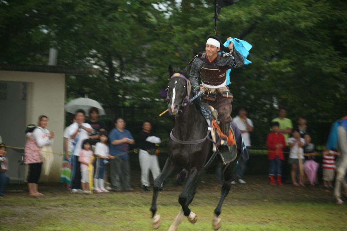 見事、御神旗を獲得した騎馬武者（2）